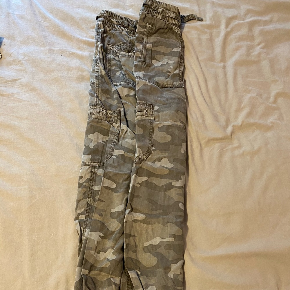 American Eagle camo cargo joggers